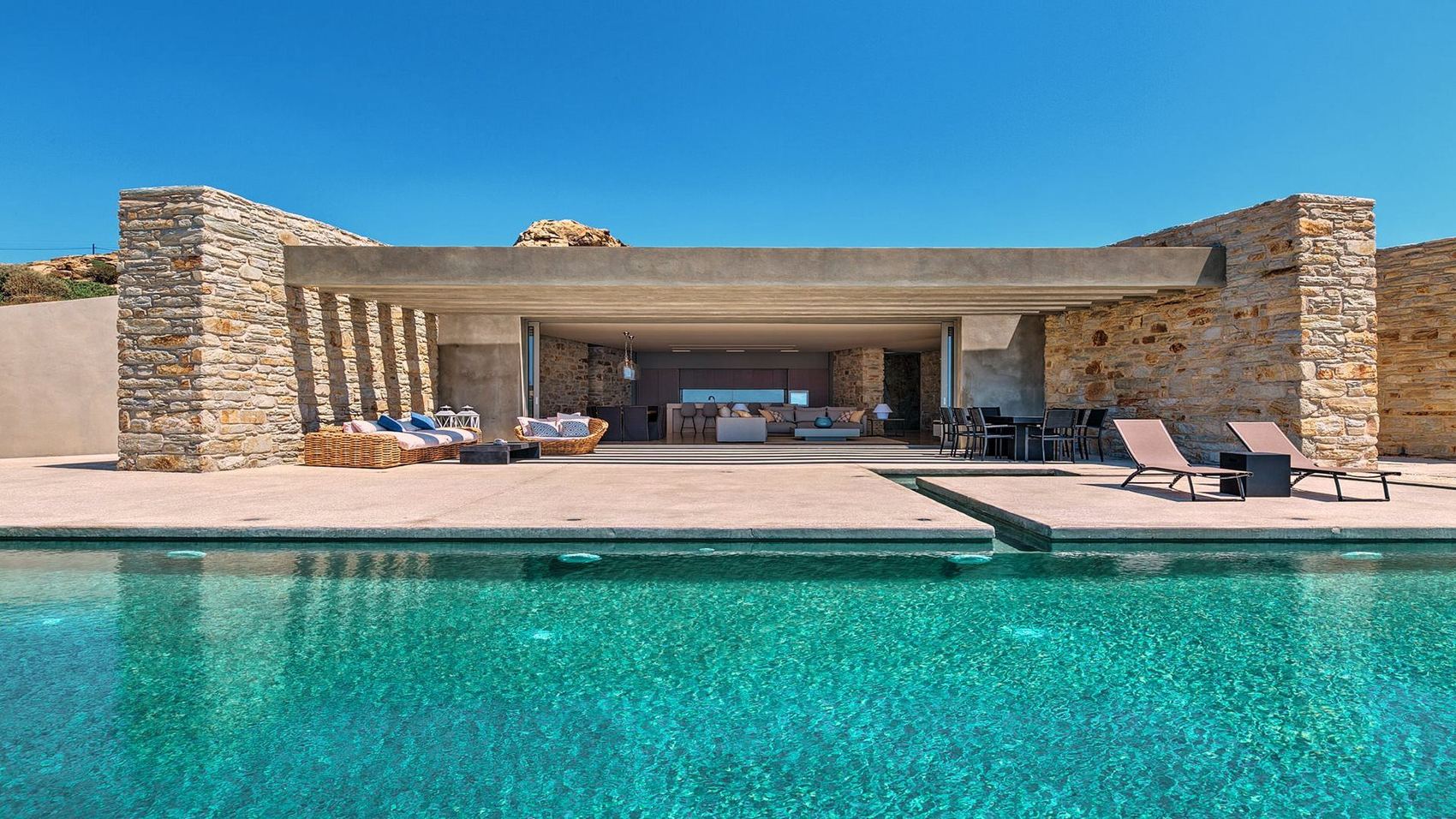Piscine à débordement de Villa Mylo en été